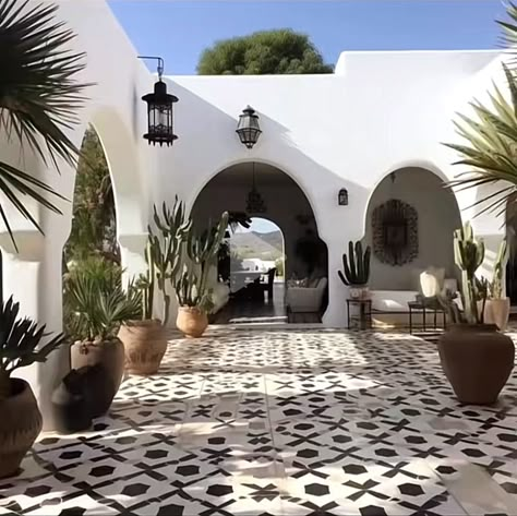 Mexico House, Mediterranean Style Homes, Spanish Style Home, Mediterranean Design, Casas Coloniales, Hacienda Style, Spanish Style Homes, House Outside Design, Mediterranean Home