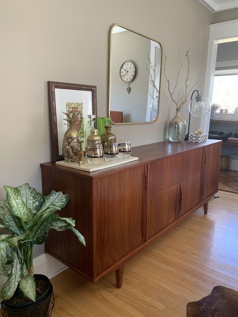 Mcm Buffet Table, Buffet Table Ideas Decor Dining Rooms Mid Century Modern, 70s Buffet Cabinet, Mid Century Sideboard Styling, Modern Sideboard Buffet In Dining Room, Sideboard Bar Ideas, Dining Room Sideboard Ideas Modern, Mid Century Buffet Cabinet, Buffet Table Styling