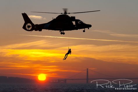 Coast Guard Rescue Swimmer, Coast Guard Rescue, Army Women, Us Coast Guard, Military Helicopter, Search And Rescue, Paramedic, Coast Guard, Armed Forces