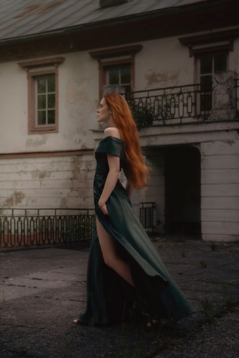 A ginger in a green dress Ginger In Green Dress, Red Hair Green Dress, Green Dress Prom, Mystic Girl, Mystic Girls, Ginger Dress, Bookstagram Inspiration, Photoshoot Outfits, Ginger Hair