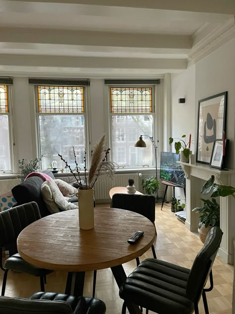 #centralamsterdam #inspo #decorationideas#livingroomdecorideas #livingroomdecorcozy #amsterdam Interior Design Amsterdam, Amsterdam Home Interior, Amsterdam Apartment Aesthetic, Netherlands Apartments, Amsterdam Houses Interior, Amsterdam Apartment Interiors, Amsterdam Flat, Apartment Amsterdam, Amsterdam Home