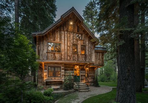 Cabin Modern, Log Houses, Back Of House, Log Cabin Rustic, Barn House Design, Cabin Rustic, Viking Life, Hotel Architecture, Timber Frame Homes