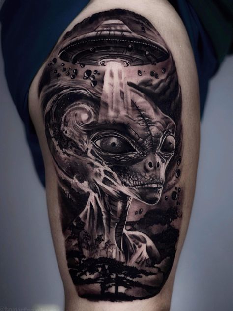 Black and grey alien, spaceship tattoo, Alien Spaceship Tattoo, Alien Tattoo Design, Spaceship Tattoo, Negative Space Tattoo, Black Men Tattoos, Abstract Tattoo Designs, Black And Grey Tattoo, Grey Alien, Alien Tattoo