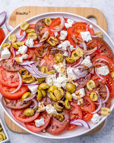 Sliced Garden Tomato Salad Clean Salads, Clean Dinner, Hydrating Foods, Clean Eating Vegan, Clean Eating Salads, Drinking Enough Water, Sunny Vibes, Clean Eating Challenge, Clean Food Crush