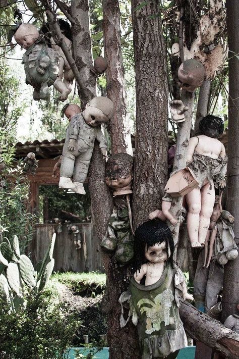 Creepy Doll Halloween, Scary Halloween Decorations Outdoor, Scary Halloween Decorations Diy, Halloween Diy Outdoor, Halloween Outside, Halloween Fest, Halloween Props Diy, Creepy Halloween Decorations, Halloween House Party