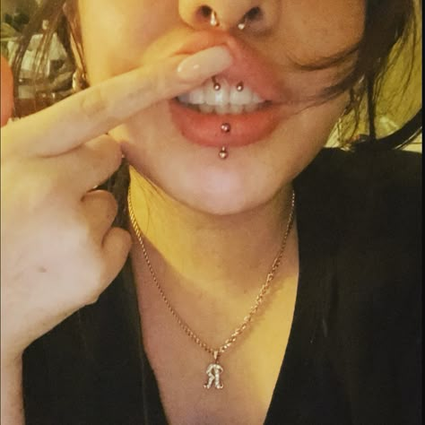 Vertical Labret And Smiley, Vertical Piercing Labret, Tongue Pericings, Septum And Labret Piercing, Madussa Piercing, Gold Facial Piercings, Lip Piercing Women, Inverse Vertical Labret, Vertical Labret Piercing Aesthetic