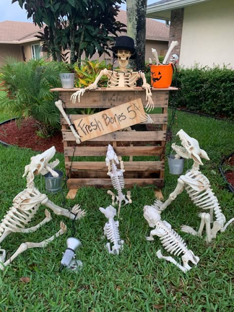 Funny Halloween Decorations, Halloween Camping, Halloween Lawn, Halloween Diy Outdoor, Halloween Skeleton Decorations, Halloween Outside, Hallowen Ideas, Halloween Wood Crafts, Creepy Halloween Decorations