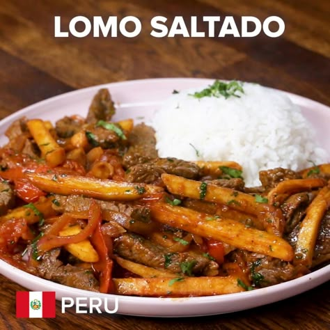 Saltado Peruvian, Lomo Saltado Recipe, Cooking French Fries, Peruvian Dishes, Lomo Saltado, Peruvian Cuisine, Food Easy Recipes, Peruvian Food, Latin Recipes