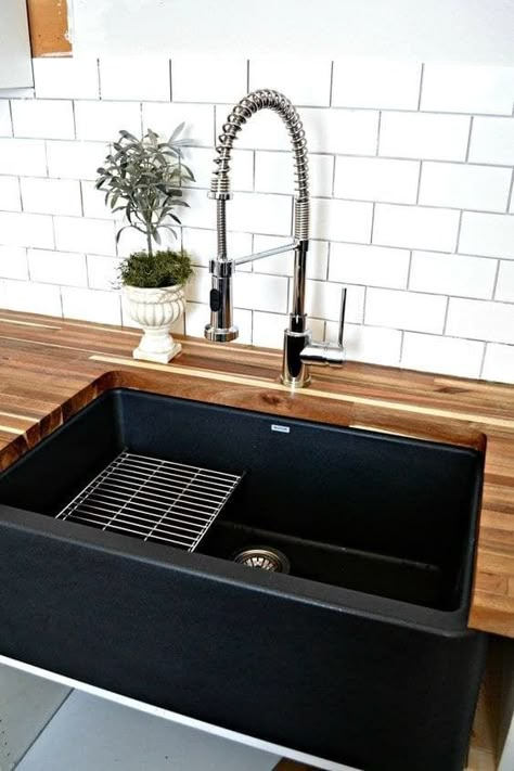 And it's even flexible, which comes in handy. Black Farmhouse Sink, Kitchen Ikea, Black Farmhouse, Interior Design Per La Casa, Kitchen Farmhouse, Farmhouse Style Kitchen, Farmhouse Sink, Home Design Decor, Counter Top