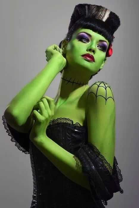 Pinup Frankenstein's Bride Bride Of Frankenstein Costume, Frankenstein Costume, Halloween Chic, The Mask Costume, Party Make-up, Bride Costume, Halloween Makeup Scary, Creative Costumes, Special Effects Makeup