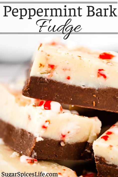 Peppermint Bark Fudge Recipe, Peppermint Fudge Recipe, Peppermint Bark Fudge, Chocolate Fudge Topping, Easy Dessert Recipes Christmas, Peppermint Recipes, Peppermint Fudge, Christmas Fudge, Christmas Desserts Easy