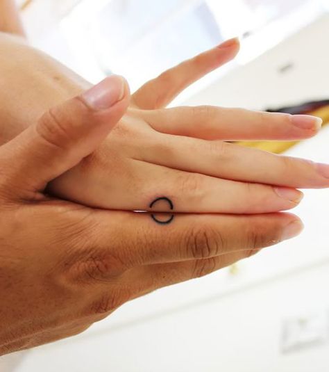 Matching Tattoos Quirky Couple, Cute Couple Tattoos, Wedding Ring Tattoo, Tattoo Wedding Rings, Circle Tattoos, Tattoo Zeichnungen, Muster Tattoos, Tattoos Geometric, Matching Couple Tattoos