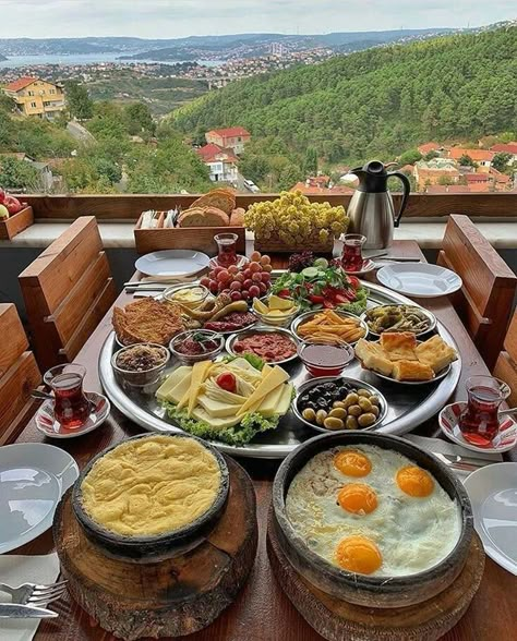 Easy Healthy Food, Lebanese Breakfast, Amazing Food Platters, Food Set Up, Healthy Food Ideas, How To Eat Healthy, Catering Ideas Food, Food Displays, Food Choices