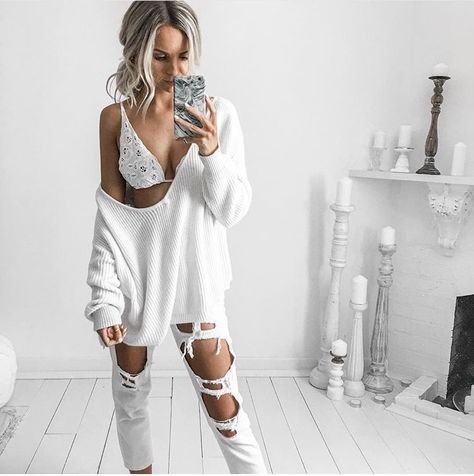 Destroyed Jeans Outfit, Oversized Pullover Sweaters, White Bra, Oversized Sweater Women, Asymmetrical Sweater, Jean Large, Fashion White, Destroyed Jeans, Oversized Pullover