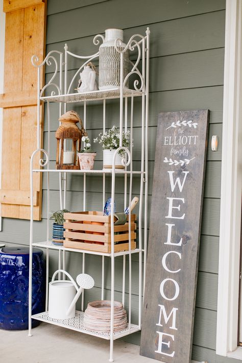 Garden Shelf Outdoor, Outdoor Shelf, Shelf Garden, Home Front Porch Ideas, Garden Shelf, Spring Front Porch Decor, Front Porch Plants, Outdoor Shelves, Home Front Porch