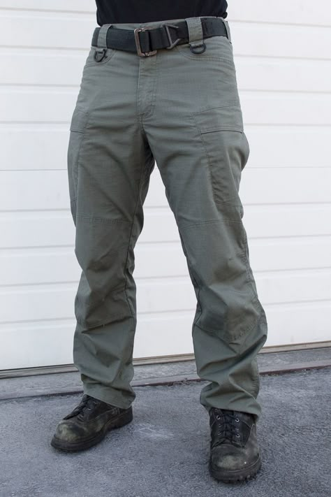 Tactical pants front Pants Folds Reference, Clothing Folds Reference, Folds Reference, Pants Reference, Clothing Folds, Pants Drawing, Wrinkled Clothes, Combat Pants, Concept Clothing