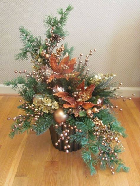 Centerpiece Artificial Christmas Arrangements, Christmas Artificial Flower Arrangements, Christmas Floral Designs, Xmas Centerpieces, Dekoratívne Vence, Winter Floral Arrangements, Christmas Centers, Christmas Flower Arrangements, Christmas Floral Arrangements