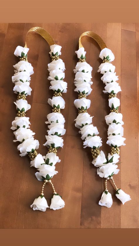 A modern gold and white rose garland. #garlands #jaimala #indianweddings #weddings Carnation Garland, Indian Ceremony, Indian Wedding Garland, Pink Wedding Centerpieces, Indian Wedding Flowers, Hanging Wedding Decorations, Wedding Flower Jewelry, Fresh Wedding Flowers, White Garland