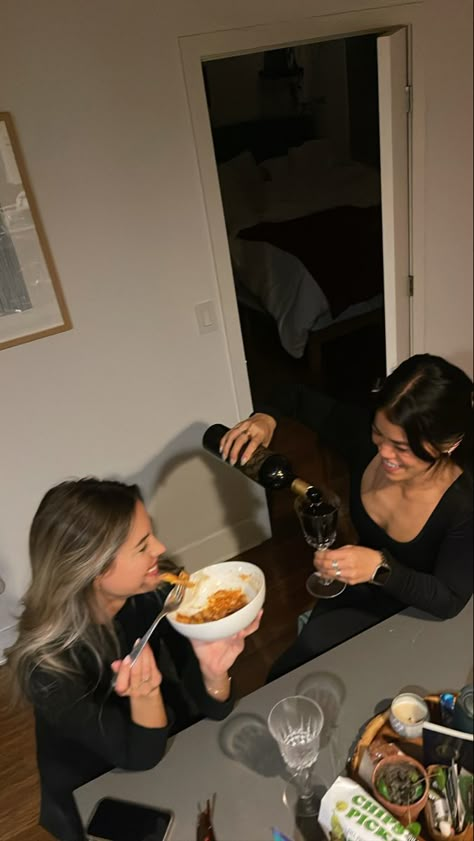 Wine night with the girls. Eating pasta drinking wine. Laughing and having the best time. Pouring a glass of wine. Aesthetic Pasta, Pasta Night, Wine Dinner, Wine Mom, Wine Night, Cooking Wine, Wine Parties, Wine And Dine, Night Aesthetic