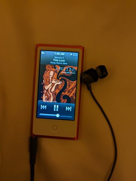 Ipod Aesthetic Old, Ipod Touch Aesthetic, Y2k Gadgets, Ipod Aesthetics, 2000s Technology, Songs About Jane, Aesthetic 2000s, Cute Blue Wallpaper, Anime Black Hair