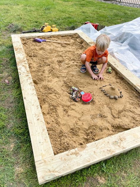 Easy DIY Sandbox - Well She Tried Outdoor Sandbox Ideas Easy Diy, Diy Kids Sandbox Ideas, Sandpit Diy, Sand Box Ideas Diy, Diy Sand Box For Kids, Pallet Sandbox, Diy Sandbox With Cover, Sandbox Diy, Diy Sandbox With Cover Cheap