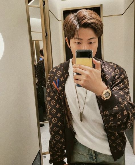 mirror selfie icon iq wallpaper rm bts Rm Selfie Mirror, Bts Rap Monster, Wrong Person, Cairo Egypt, Jungkook Aesthetic, Bts Face, Forever Young, Bts Photo, Cairo