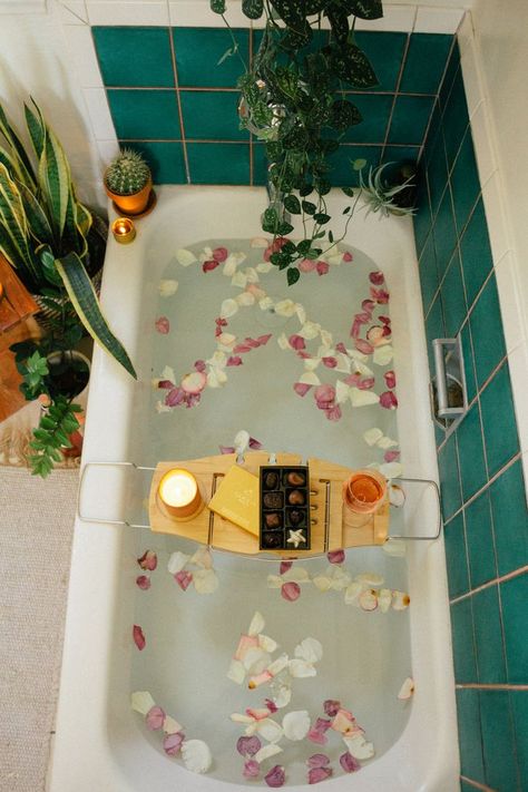 Take a dip into relaxation with some gorgeous bath inspiration for your pamper days! #baths #floral #fragrance #pamper #self-care Self Care Bath, Bath Goals, Aesthetic Bath, Pamper Days, Bath Aesthetic, Treating Yourself, Dream Bath, Herbal Bath, Flower Bath