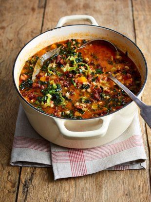 This hearty and nutritious minestrone soup is brilliant at embracing what you’ve got in your fridge. We make it every month and all the kids love it! Jaime Oliver, Sopa Minestrone, Chunky Soup, Healthy Soups, Jamie Oliver Recipes, Minestrone Soup, Fall Food, Minestrone, Healthy Soup Recipes