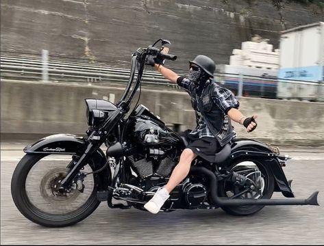 Harley Deluxe, Harley Davidson Heritage Softail, Softail Bobber, Harley Chopper, Gangster Style, Sportster Bobber, Custom Motorcycles Harley, Road King Custom, Chicano Style