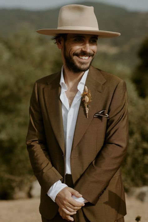 Brown Suit Wedding, Colored Suits, Brown Suits For Men, Wedding Outfits For Groom, Brown Suit, Boho Men, Pre Wedding Party, Wedding Suits Groom, Wide Brim Hats