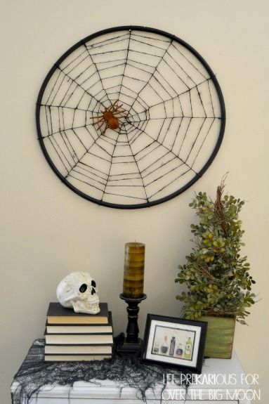 Diy Halloween Spider, Halloween Candles Diy, Spider Web Craft, Diy Halloween Dekoration, Casa Halloween, Halloween Cans, Spooky Spiders, Halloween Spider Web, Halloween Diy Crafts