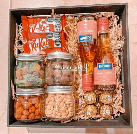 Wine Box Ideas Gift, Wine Gift Box Ideas, Joululahjat Diy, Homemade Gift Baskets, Diy Gifts To Sell, Valentine Gift Baskets, Diy Food Gifts, Personalised Gifts Diy, Gift Box For Men