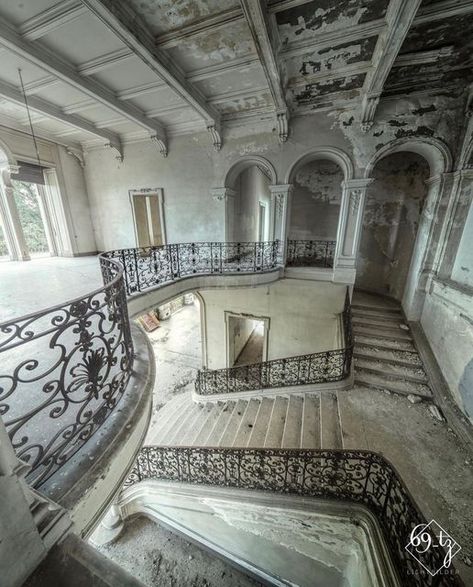 Abandoned Building Wedding, Abandoned Castles Interior, Decaying Architecture, Asylum Horror, French Mansion, Apocalypse Landscape, Witchy House, Creepy Houses, Beautiful Ruins