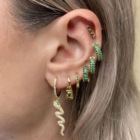 Ear Piercing Sets, Piercing Sets, Hijabstyle Outfits, Turkey Hijab, Anders Dragon Age, Cool Ear Piercings, Pretty Ear Piercings, Huggie Earrings Gold, Multiple Earrings