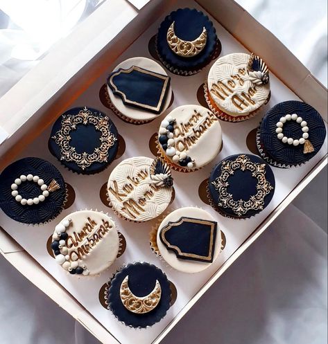 Eid Mubarak Cupcakes Ideas, Umrah Cake Ideas, Hajj Cakes Ideas, Umrah Mubarak Cake Ideas, Umrah Mubarak Cupcakes, Ramadan Cake Design, Umrah Mubarak Gift Ideas, Hajj Mubarak Cake, Hajj Cake