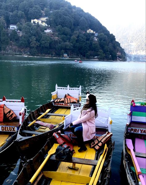 #nanital #uttarakhand #boating #shoot #photography #poses #fashionblogger #fashionable #styleblogger #photooftheday #follow4follow Nainital Photography, Vacation Poses, Lake Outfit, Trip Outfit, Best Poses For Photography, Shoot Photography, Nainital, Travel Pictures Poses, Ooty