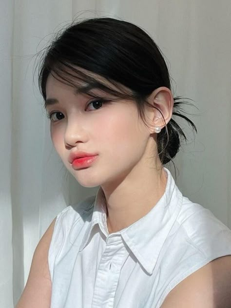 Side-Swept Fringe for Low Bun Bangs With A Bob, Bangs With Bob, Curtain Bangs With Long Layers, Bangs With Long Layers, Korean Haircut Ideas, Dyed Bangs, Korean Bangs Hairstyle, Side Fringe Hairstyles, Korean Bangs