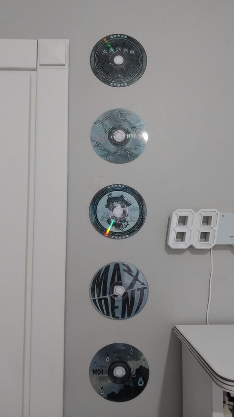 diy skz cd's Kpop Cd Wall, Cds On Wall, Skz Album Aesthetic, Cd Room Decor, Skz Diy, Kpop Bedroom, Aesthetic Skz, Kpop Deco, Cd Wall