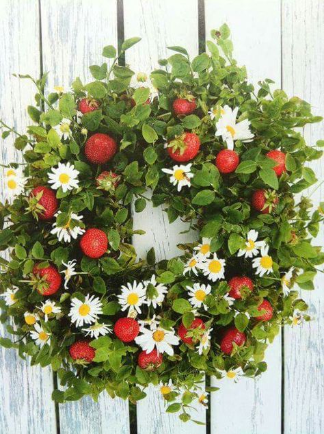 Cute Wreath of Strawberries and Daisies with greenery!!! Bebe'!!! How Very Pretty!!!. Strawberry Daisy Party, Strawberries And Daisies, Easter Wreath Ideas, Strawberry Items, Diy Easter Wreath, Strawberry Wedding, Blue Lobelia, Strawberry Bush, Strawberry Wreath