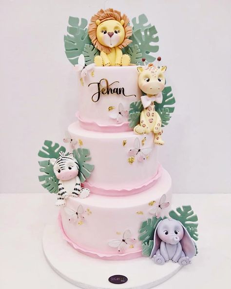 Sugaholic - #DubaiBakery 🇦🇪 on Instagram: “Welcome to the Jungle 💗 A very cute one in this case ☺️ Which animal is your favorite? Click the link in our bio to tap on our WhatsApp…” Animal Theme Cake, Safari Baby Shower Cake Girl, Pink Safari Birthday Cake, Pink Safari Cake, Girly Safari Cake, Birthday Cake Animals Jungle Safari, Zoo Birthday Cake Girl, Safari Baby Shower Cake, Jungle Theme Cakes