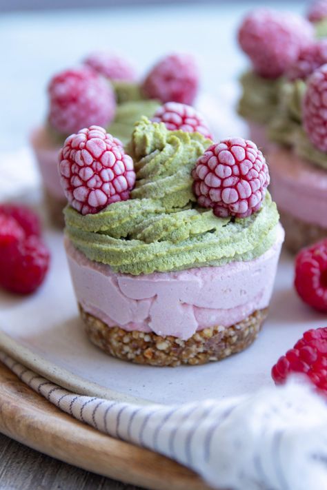 Matcha Raspberry, Raspberry Cheesecakes, Matcha Green Tea Recipes, Matcha Cheesecake, Raw Cheesecake, Bolo Fit, Raw Vegan Desserts, Raw Cake, Matcha Recipe