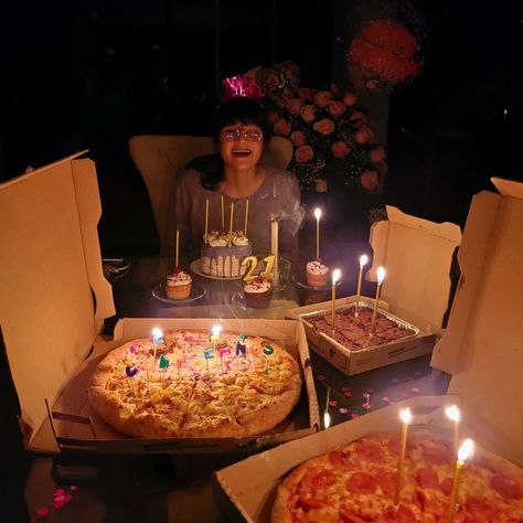 Pizza party casual dinner candle light party happy birthday cake 21st birthday party 18th birthday party ideas with friends Pizza With Candles Birthday, Party Ideas With Friends, Pizza Candle, Birthday Asthetic, Pizza Dinner Party, Cake 21st Birthday, Candle Light Party, 18th Birthday Party Ideas, Birthday Moodboard