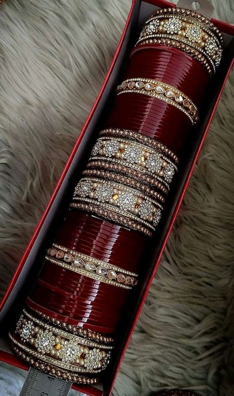 Red Bangles, Bridal Jewellery Inspiration, Bridal Jewelry Sets Brides, Wedding Jewelry Sets Bridal Jewellery, Thread Bangles Design, Bridal Chura, Mehndi Designs Front Hand, Pretty Jewelry Necklaces, Bridal Jewellery Design