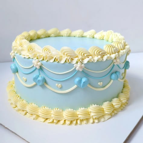 Bespoke buttercream cake from our bakery London Bakery, Bakery Style Cake, 22nd Birthday Cakes, Bolo Vintage, Circle Cake, Vintage Cakes, Buttercream Cake Decorating, Pastel Vintage, Simple Cake Designs