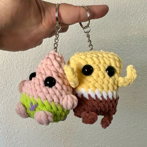 Spongebob Crochet Keychain, Cool Crochet Keychains, Crochet Patrick Star Free Pattern, Crochet Spongebob Pattern Free, Couple Crochet Ideas, Little Things To Crochet, Cute Things To Crochet, Patrick Crochet, Spongebob Crochet