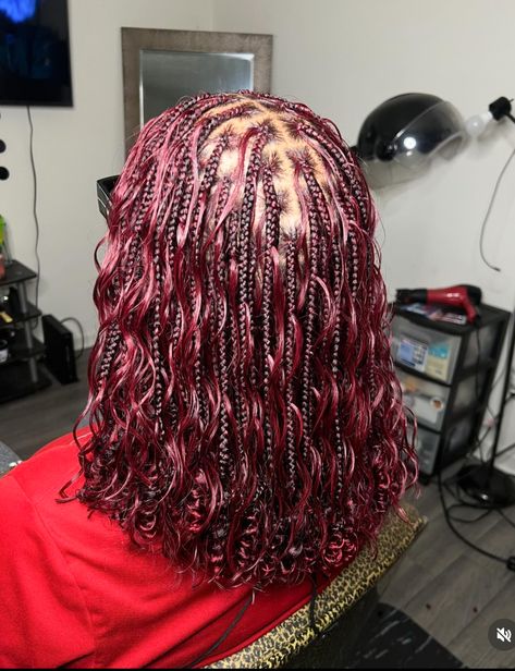 Red Boho Knotless Braids Bob, Burgundy Protective Hairstyles, Red Boho Bob Knotless Braids, Short Burgundy Braids, Burgundy Braided Hairstyles, Red Short Braids, Red Hair Braids Black Women, Burgundy Twists Black Women, Burgundy Braids On Dark Skin