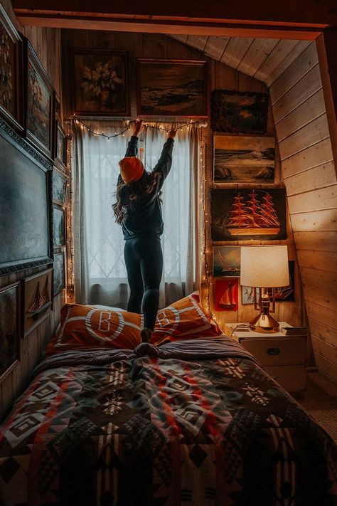 Cabin Core Aesthetic, Cozy Cabin Bedrooms, Cabincore Aesthetic, Outdoor Hacks, Hygge Living, Cabin Aesthetic, Cabin Bedroom, Cabin Core, Fancy Restaurants