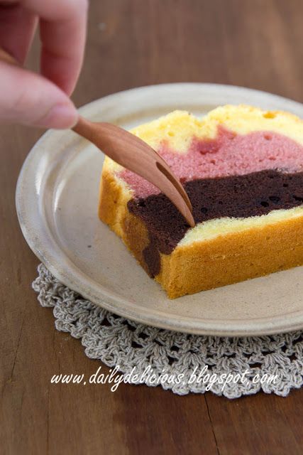 http://dailydelicious.blogspot.com/2016/02/for-your-sweet-valentines-no2.html Vanilla Pound Cake Loaf, Valentine Loaf Cake, Neapolitan Pound Cake, Coffee Cake Loaf, Marble Cake Recipes, Chocolate Cake Designs, Dessert Bar Recipe, Loaf Cake, Pie Cake