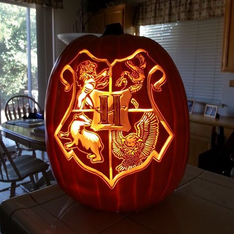 Pumkin Carving Minions, Repunzal Pumpkin Carving, Harry Potter Carved Pumpkins, Harry Potter Pumpkin Carving Ideas, Hogwarts Pumpkin, Harry Potter Pumpkin Carving, Halloween Pumpkins Carvings Designs, Awesome Pumpkin Carvings, Harry Potter Pumpkin