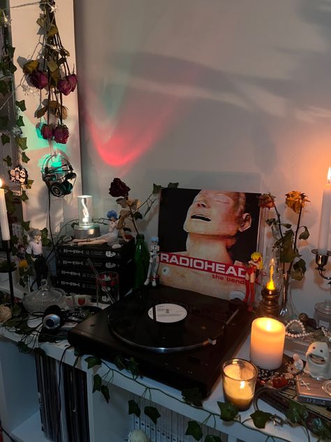 Deftones Room Aesthetic, Deftones Room Decor, Deftones Room, Record Player Aesthetic Bedroom, Emo Room Aesthetic, Emo Bedroom Aesthetic, Deftones Bf Radiohead Gf, Radiohead Aesthetic, D4ftonesgf Room